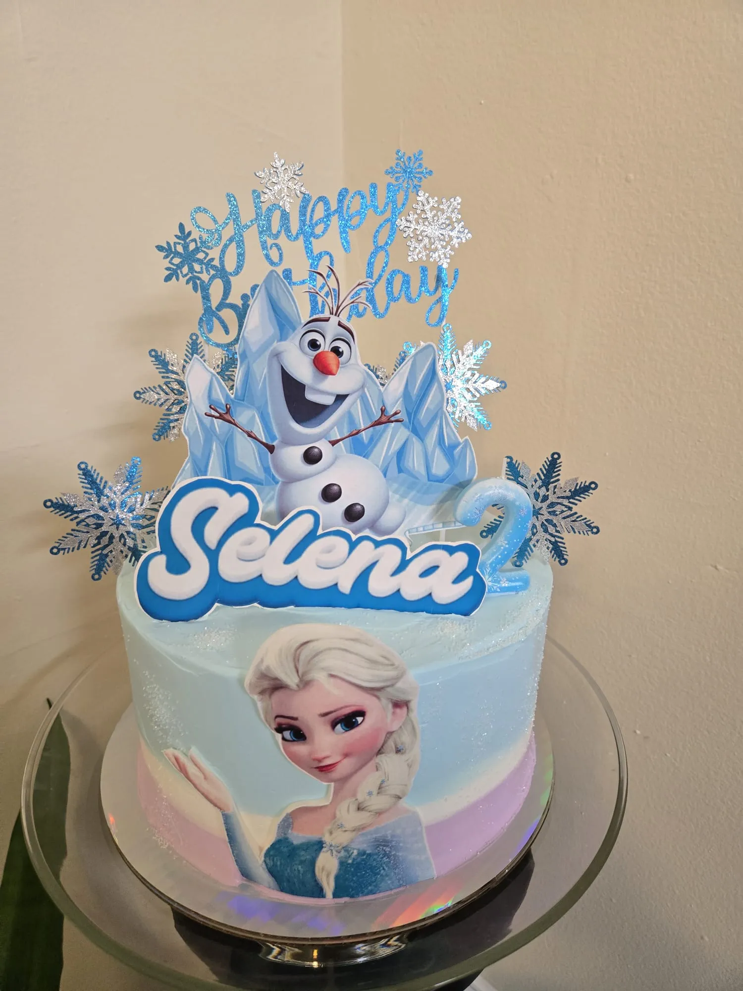 Cake infantil de Frozen con Elsa, Olaf y copos de nieve